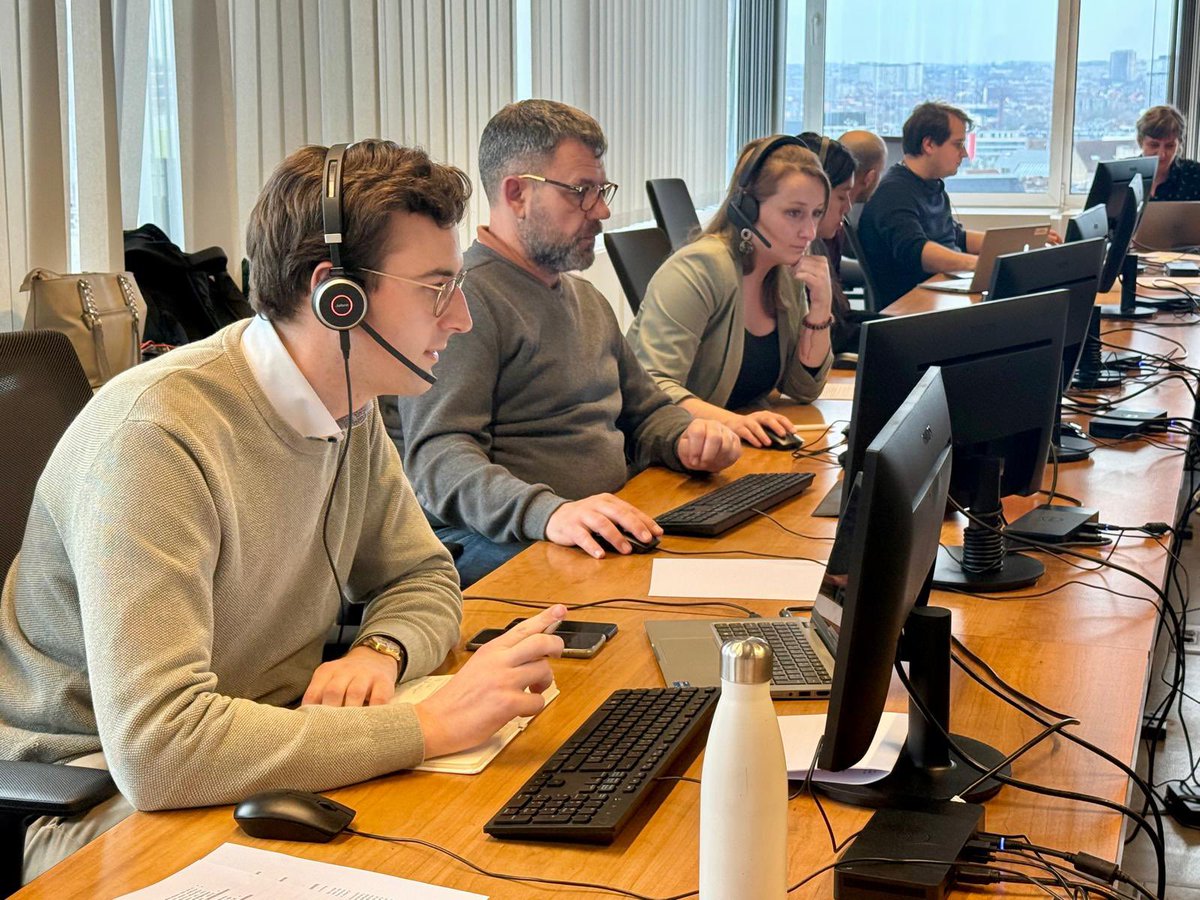 prevotmaxime's tweet photo. (FR/NL) Passage au centre de crise où les équipes travaillent 24/24h pour rapatrier les voyageurs belges. Environ 80 personnes se succèdent au téléphone. 
Et bonne nouvelle : les opérations de rapatriement vont s’intensifier ! 

(SOUS RÉSERVE DE L’ÉVOLUTION DES CONDITIONS SÉCURITAIRES ET OPÉRATIONNELLES)

1. Le vol militaire MRTT au départ d’Oman demain soir vers Bruxelles est bien confirmé et permettra de rapatrier 185 Belges. 

2. Les autorisations ont été obtenues pour des vols militaires au départ des Émirats arabes unis. Deux avions A400M devraient transporter chacun environ 100 personnes dimanche de Dubaï à Hurghada. Les meilleures solutions sont actuellement examinées pour que nous les ramenions ensuite jusqu’à Bruxelles. 

3. Un vol charter avec Cyprus Airways au départ de Dubaï vers Bruxelles avec escale technique à Chypre, a été commandé et est prévu dimanche soir. Il permettra de ramener environ 180 personnes. 

Nous savons que l’attente est longue et éprouvante. Mais les pièces du puzzle se mettent en place. Tout est mis en œuvre, en bonne collaboration avec la Défense et nos partenaires européens, pour ramener au plus vite et de manière sécurisée les Belges qui en ont fait la demande. 
——
Bezoek aan het crisiscentrum, waar de teams 24 uur op 24 werken om Belgische reizigers te repatriëren. Ongeveer 80 mensen wisselen elkaar aan de telefoon af. En er is goed nieuws: de repatriëringsoperaties zullen worden opgevoerd!

(ONDER VOORBEHOUD VAN DE EVOLUTIE VAN DE VEILIGHEIDS- EN OPERATIONELE OMSTANDIGHEDEN)

https://t.co/WbkZr15zVp militaire MRTT-vlucht die morgenavond vanuit Oman naar Brussel vertrekt, is bevestigd en zal 185 Belgen kunnen repatriëren.

https://t.co/S0CBliVddX nodige toelatingen zijn verkregen voor militaire vluchten vanuit de Verenigde Arabische Emiraten. Twee A400M-vliegtuigen zouden zondag elk ongeveer 100 personen van Dubai naar Hurghada vervoeren. Momenteel wordt bekeken wat de beste oplossingen zijn om hen vervolgens tot in Brussel te brengen.

https://t.co/cA1xcTAqwV is een chartervlucht met Cyprus Airways besteld, die zondagavond vanuit Dubai naar Brussel zal vertrekken met een technische tussenstop op Cyprus. Met die vlucht kunnen ongeveer 180 mensen worden teruggebracht.

We weten dat het wachten lang en zwaar is. Maar de puzzelstukken vallen stilaan op hun plaats. Alles wordt in het werk gesteld om de Belgen die daarom hebben gevraagd zo snel en zo veilig mogelijk terug naar huis te brengen, in goede samenwerking met Defensie en onze Europese partners. 

@BelgiumMFA