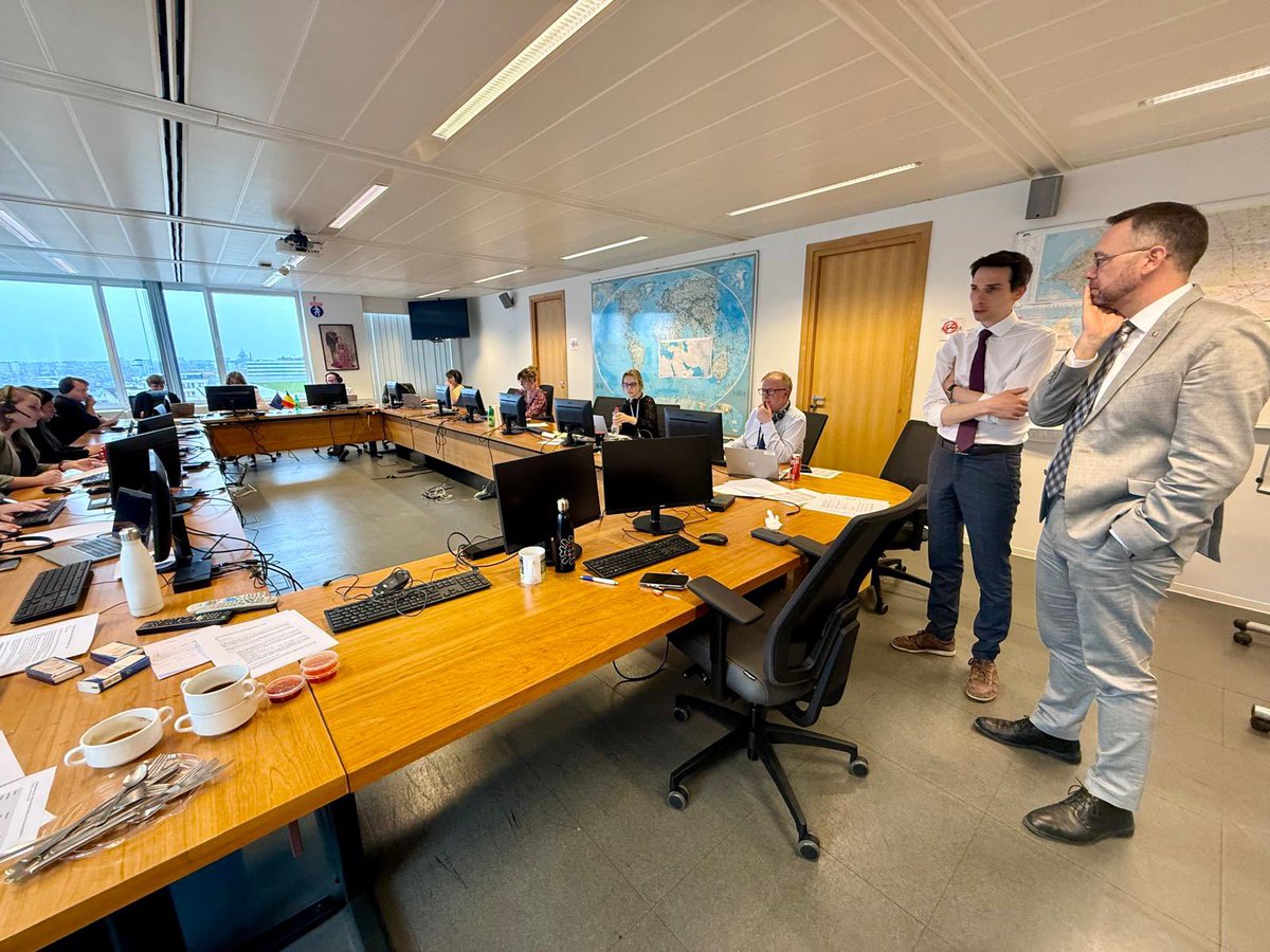 prevotmaxime's tweet photo. (FR/NL) Passage au centre de crise où les équipes travaillent 24/24h pour rapatrier les voyageurs belges. Environ 80 personnes se succèdent au téléphone. 
Et bonne nouvelle : les opérations de rapatriement vont s’intensifier ! 

(SOUS RÉSERVE DE L’ÉVOLUTION DES CONDITIONS SÉCURITAIRES ET OPÉRATIONNELLES)

1. Le vol militaire MRTT au départ d’Oman demain soir vers Bruxelles est bien confirmé et permettra de rapatrier 185 Belges. 

2. Les autorisations ont été obtenues pour des vols militaires au départ des Émirats arabes unis. Deux avions A400M devraient transporter chacun environ 100 personnes dimanche de Dubaï à Hurghada. Les meilleures solutions sont actuellement examinées pour que nous les ramenions ensuite jusqu’à Bruxelles. 

3. Un vol charter avec Cyprus Airways au départ de Dubaï vers Bruxelles avec escale technique à Chypre, a été commandé et est prévu dimanche soir. Il permettra de ramener environ 180 personnes. 

Nous savons que l’attente est longue et éprouvante. Mais les pièces du puzzle se mettent en place. Tout est mis en œuvre, en bonne collaboration avec la Défense et nos partenaires européens, pour ramener au plus vite et de manière sécurisée les Belges qui en ont fait la demande. 
——
Bezoek aan het crisiscentrum, waar de teams 24 uur op 24 werken om Belgische reizigers te repatriëren. Ongeveer 80 mensen wisselen elkaar aan de telefoon af. En er is goed nieuws: de repatriëringsoperaties zullen worden opgevoerd!

(ONDER VOORBEHOUD VAN DE EVOLUTIE VAN DE VEILIGHEIDS- EN OPERATIONELE OMSTANDIGHEDEN)

https://t.co/WbkZr15zVp militaire MRTT-vlucht die morgenavond vanuit Oman naar Brussel vertrekt, is bevestigd en zal 185 Belgen kunnen repatriëren.

https://t.co/S0CBliVddX nodige toelatingen zijn verkregen voor militaire vluchten vanuit de Verenigde Arabische Emiraten. Twee A400M-vliegtuigen zouden zondag elk ongeveer 100 personen van Dubai naar Hurghada vervoeren. Momenteel wordt bekeken wat de beste oplossingen zijn om hen vervolgens tot in Brussel te brengen.

https://t.co/cA1xcTAqwV is een chartervlucht met Cyprus Airways besteld, die zondagavond vanuit Dubai naar Brussel zal vertrekken met een technische tussenstop op Cyprus. Met die vlucht kunnen ongeveer 180 mensen worden teruggebracht.

We weten dat het wachten lang en zwaar is. Maar de puzzelstukken vallen stilaan op hun plaats. Alles wordt in het werk gesteld om de Belgen die daarom hebben gevraagd zo snel en zo veilig mogelijk terug naar huis te brengen, in goede samenwerking met Defensie en onze Europese partners. 

@BelgiumMFA