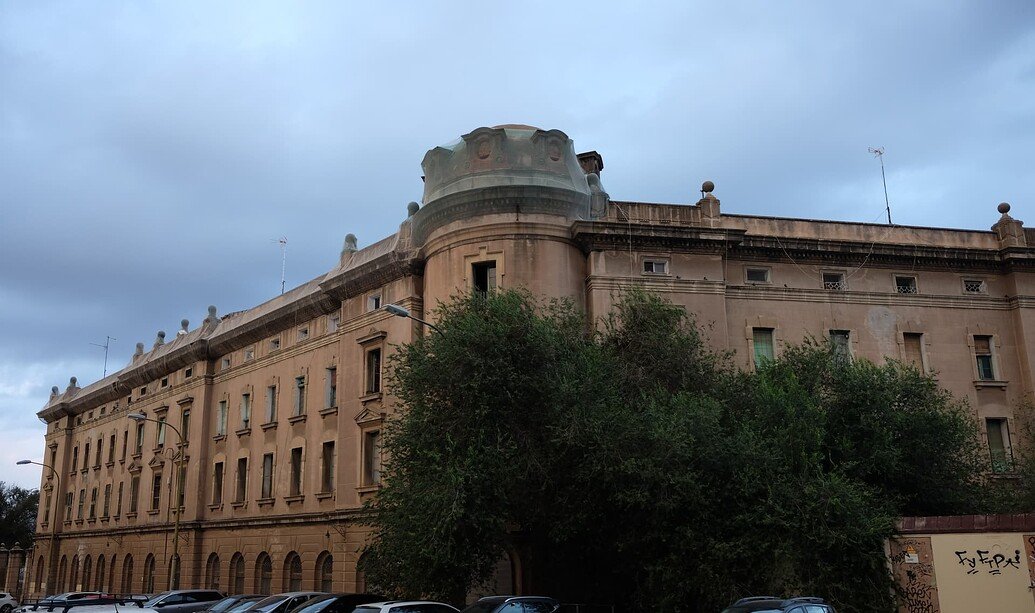 MadridProyecta's tweet photo. 💭La arquitectura pública y la regeneración urbana, sí, muy chulas en Barcelona. Pero en tema patrimonio hacen cosas incomprensibles.

Edificios condenados este año (uno ya demolido):

📍Barcelona
🗨️https://t.co/xtyX8Rgu5W
🗨️https://t.co/xTlwmKeCYA
🗨️https://t.co/9SX4YBcbF2 https://t.co/ONcFOTpNi5
