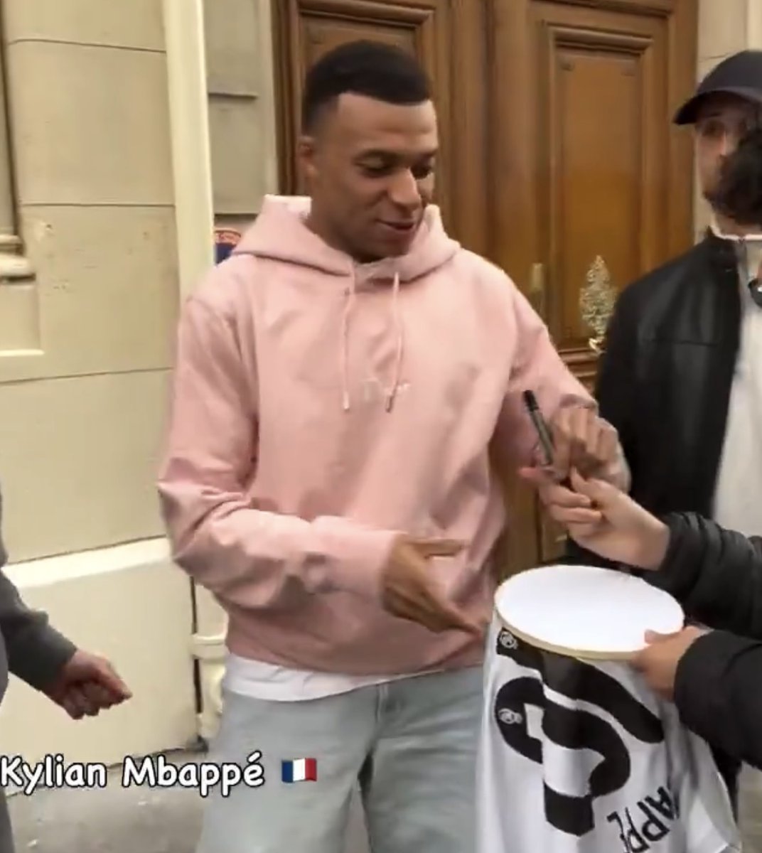MadridXtra's tweet photo. “Are you coming to watch PSG vs Monaco?”

🗣️ Kylian Mbappé: “No, no, Real Madrid are playing today.” https://t.co/s8n9QsB31J