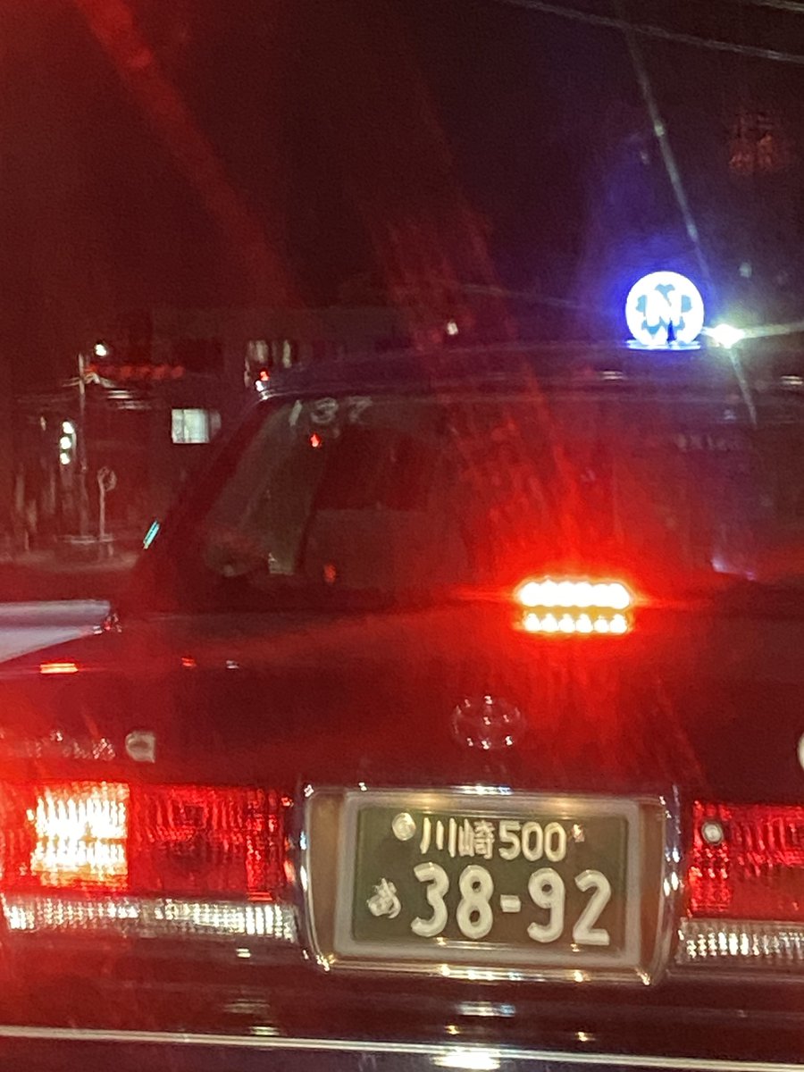 JRNANBU's tweet photo. 川崎のタクシー
ワールド交通137号車
川崎500あ38-92

本日1:30。蟹ヶ谷〜子母口間の狭隘なバス通りを指定最高速度内で走行していたところ、鷹巣橋バス停前の信号待で停車。青になって発進しようとしたところ、突然追い越しのための右側部分はみ出し通行禁止にも関わらず、凄まじい勢いで追い越し。 https://t.co/h34LHuNHw4