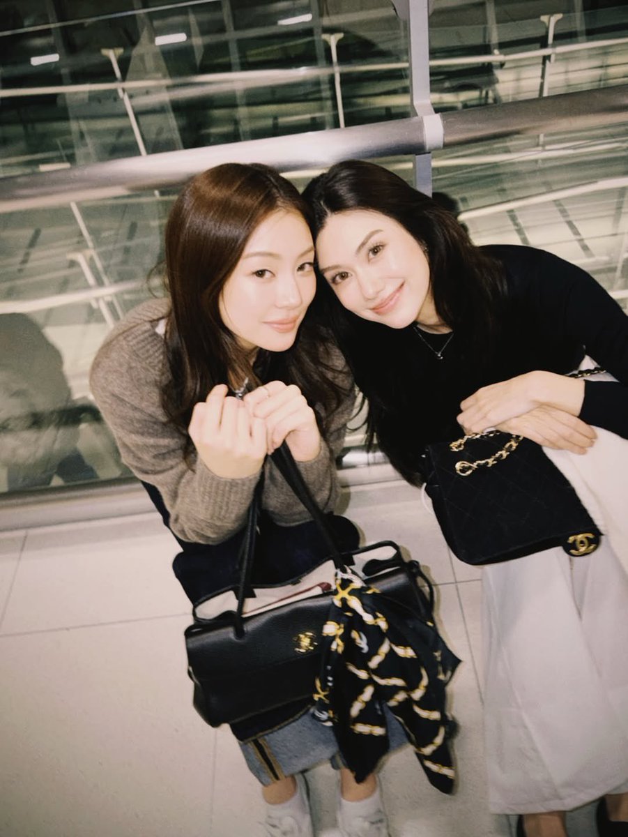 LOfficielThai's tweet image. #TravelInstyle เปิดภาพของ ลีน่า-ลลินา ชูเอ็ทท์ และ หมิว-ณัชชา เตชะมงคลาภิวัฒน์ ก่อนออกเดินทางไปกรุงปารีสเพื่อร่วมชมโชว์จาก CHANEL คอลเลกชั่นฤดูใบไม้ร่วง-ฤดูหนาว 2026/27 

#LOfficielThailand
#CHANELFallWinter 
#lalinalena
#mmiunatshaa