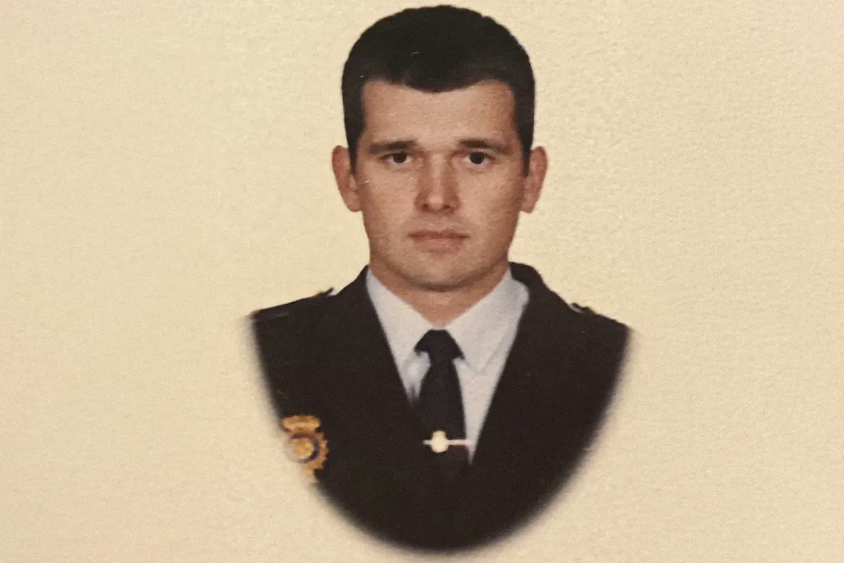 Se llama Óscar Sánchez Gil y era el Jefe Antiblanqueo de la Policía. Hoy ha sido procesado por ayudar a introducir 73 toneladas de cocaína valoradas en más de 2.500M€. Tenía 20M€ emparedados en su casa. Frecuentaba y usaba el Palco VIP del Bernabéu para sus negocios.