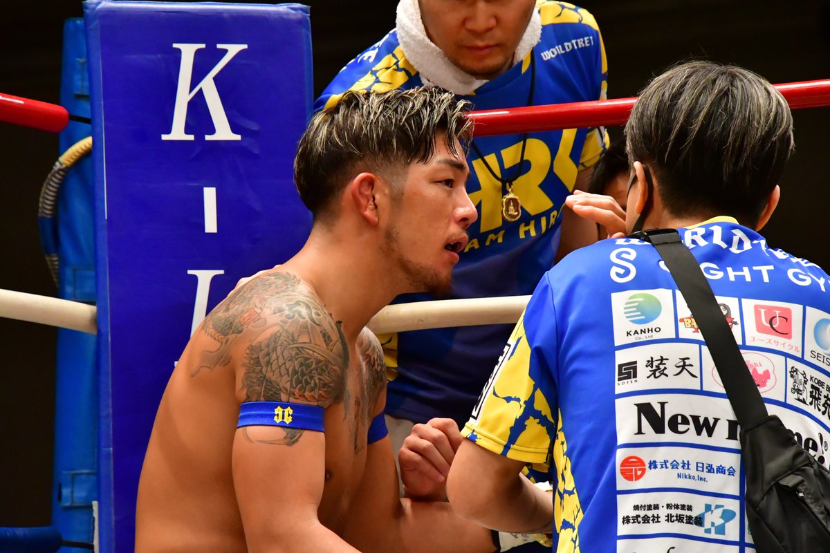 1R圧力をかける奥平将太選手だったが弘輝選手がノーモーションのパンチを繰り出して挽回開始。絶妙な組み膝を繰り出す弘輝選手が光るもアグレッシブに手数を繰り出し続けた奥平選手が3-0判定で勝利した。Bigbangスーパーライト級王座の2度目の防衛に成功した王者・奥平選手だ。
#bigbang_kick