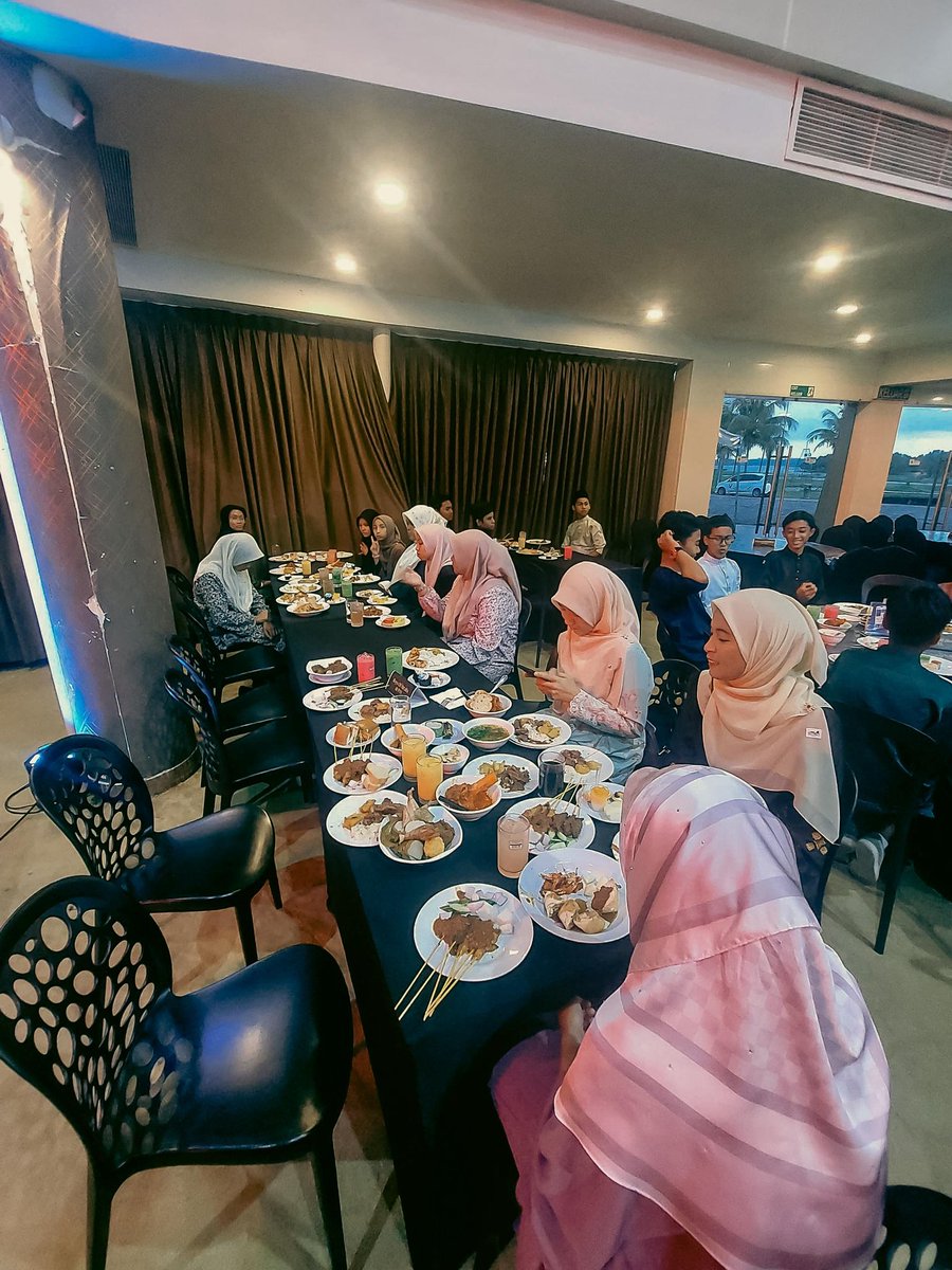 Alhamdulilah selesai Majlis Iftar Boys Of Straits bersama Anak Anak Yatim dari SMK BBU pada petang tadi. 

#SMKBBU
#BOSFAMILIA