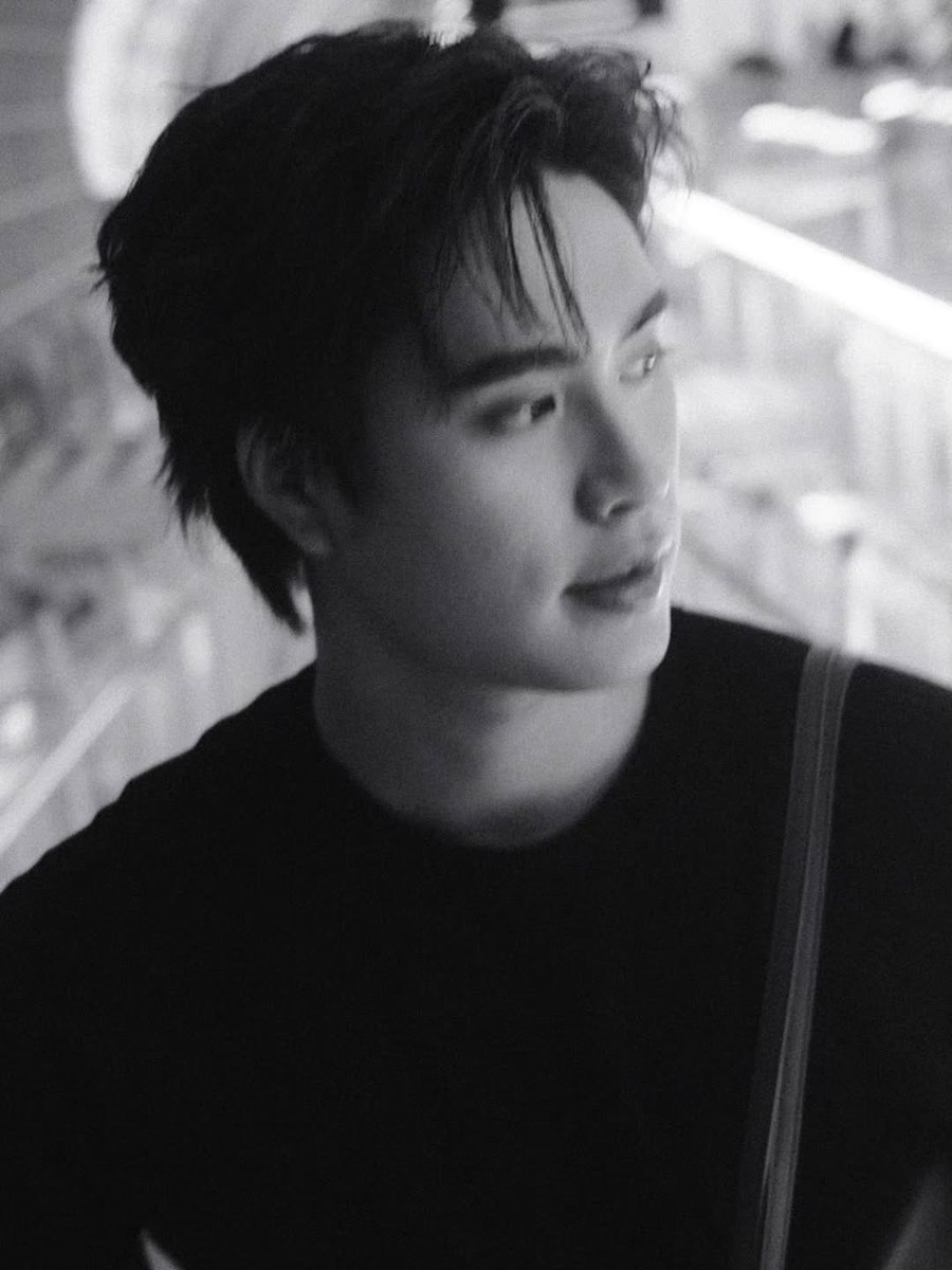 #EsquireBOARDINGPASS • ชมแอร์พอร์ตลุคของ เจมีไนน์ นรวิชญ์ หนึ่งในแบรนด์แอมบาสเดอร์หนุ่มของ CHANEL ที่เตรียมออกเดินทางสู่กรุงปารีสเพื่อเข้าร่วมชมแฟชั่นโชว์คอลเล็กชั่น Fall/Winter 2026 ผลงานการออกแบบของ Matthieu Blazy

#CHANEL
#Gemini_NT
#EsquireThailand 
#ManAtHisBest