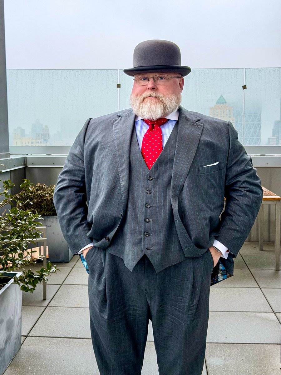 TheBigSartorial's tweet photo. After three days of wearing bold stripes, you blend in by wearing subtle stripes… Truly, I’m a chameleon
#Newyork #newyorkfashion #suitup #sartorial #dapper #bespoke #suit #bigguys https://t.co/94Q8c5HEUW