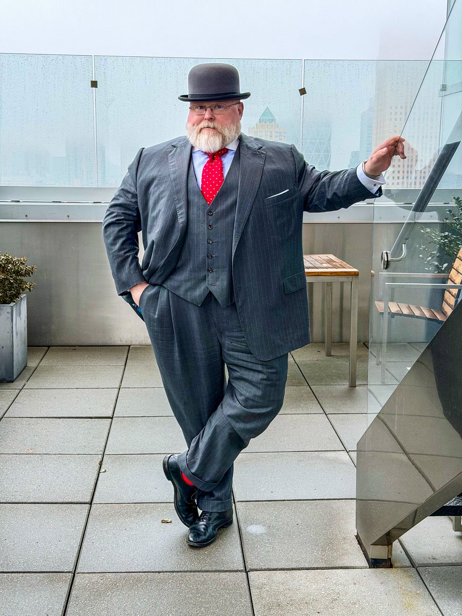 TheBigSartorial's tweet photo. After three days of wearing bold stripes, you blend in by wearing subtle stripes… Truly, I’m a chameleon
#Newyork #newyorkfashion #suitup #sartorial #dapper #bespoke #suit #bigguys https://t.co/94Q8c5HEUW