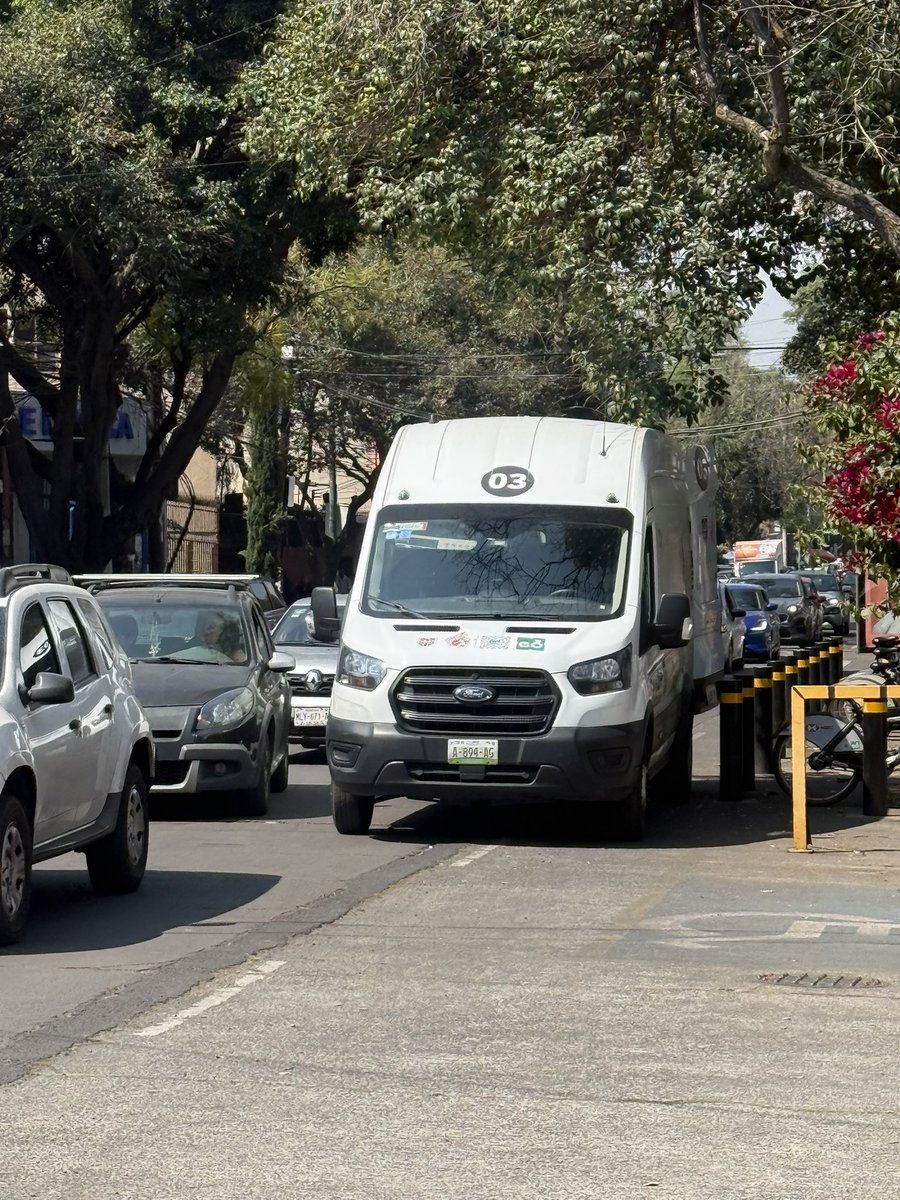 En la ciudad sin ley <a href="/GobCDMX/">Gobierno de la Ciudad de México</a> hasta los de <a href="/ecobici/">ECOBICI CDMX</a> se estacionan en doble fila estorbando, haciendo tráfico. Porque aquí todos hacen lo que quieren verdad <a href="/SSC_CDMX/">SSC CDMX</a>