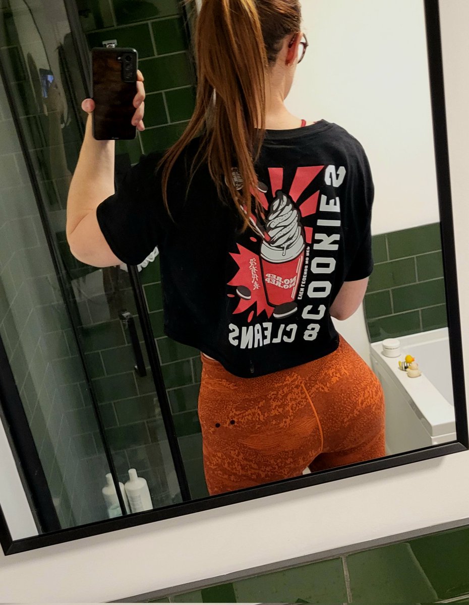 RXRedHead_'s tweet photo. The tshirt is cute. Can I get a ring muscle up is 26.2?? 👀🧡

#FridayFeeling #fitgirls #crossfitgirls #Redheads https://t.co/x0ZnuIqmzN