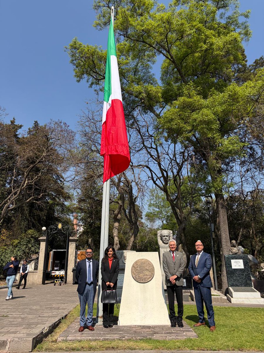 En la Rotonda de las Personas Ilustres, el Magistrado Presidente del <a href="/TFCA_mx/">Tribunal Federal de Conciliación y Arbitraje</a>  Cristóbal Arias Solís participó en el homenaje al ilustre filósofo mexicano Antonio Caso, al cumplirse 80 años del deceso de quien fuera Rector de la UNAM.
facebook.com/share/p/1aqEEw…