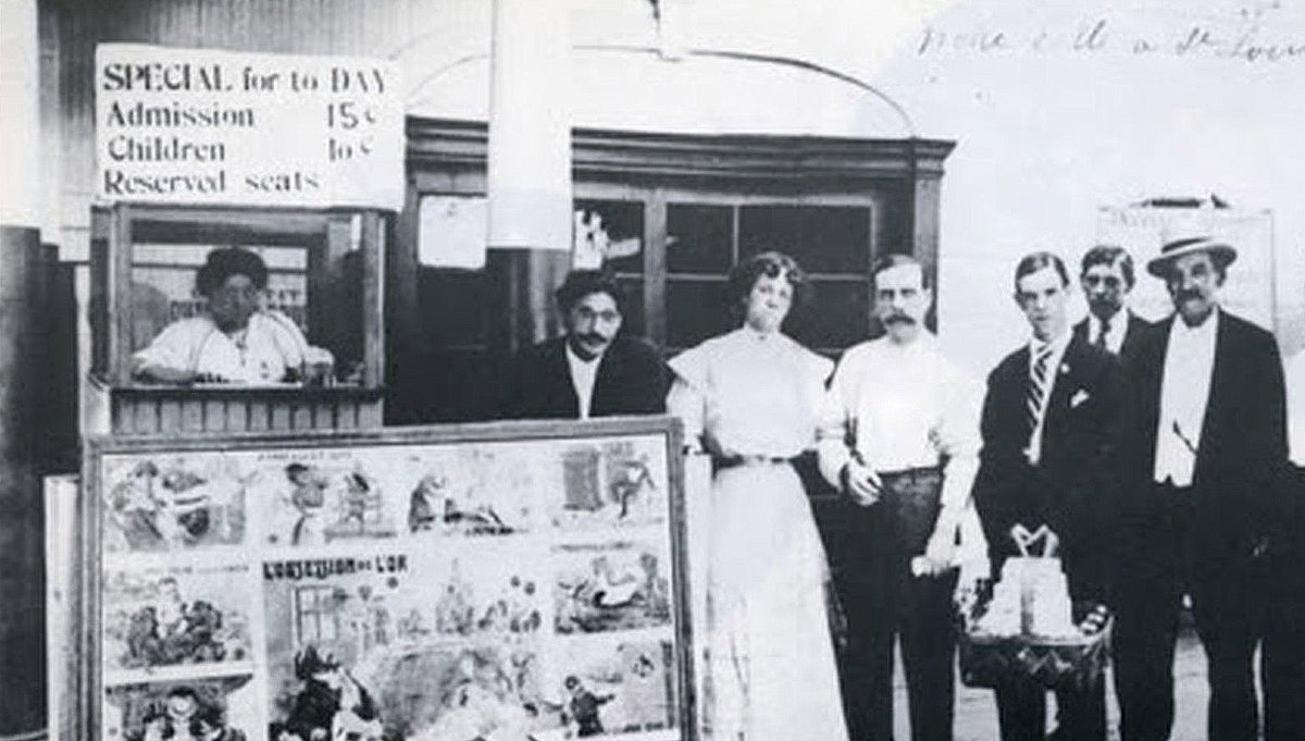 Marie de Kerstrat, pionnière du cinéma français en Amérique
👉cnc.fr/cinema/actuali… 
Pionnière de l’exploitation cinématographique outre-Atlantique, Marie de  Kerstrat (1841-1920) est la première projectionniste itinérante à  conquérir l’Amérique du Nord. Pendant seize ans, la