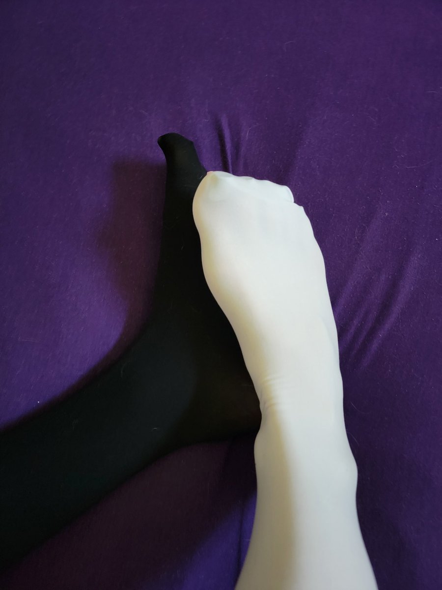 catasticnya's tweet photo. Soft and silky smooth leggings to keep these toes nice and snuggly! Bet you wouldnt mind seeing under them 😘 https://t.co/NJggnyg59Z