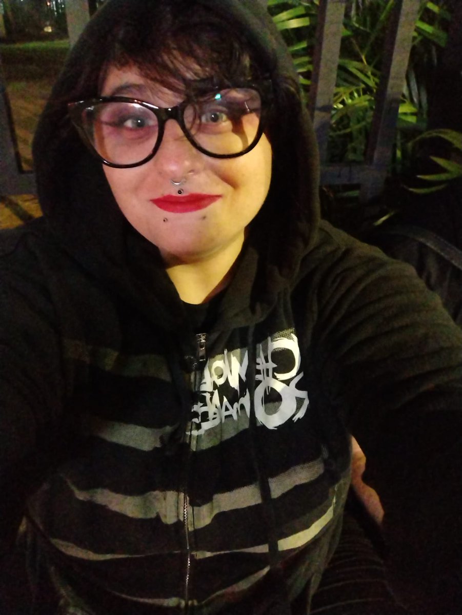 zoeradasestrela's tweet photo. Imagina ser adulte e não poder demonstrar ser fã de algo porque x pessoas acham vergonhoso, amo a vida de fã obcecado 🖤 (detalhe pra troca de camiseta na hora do show) https://t.co/Xa0jzIphds