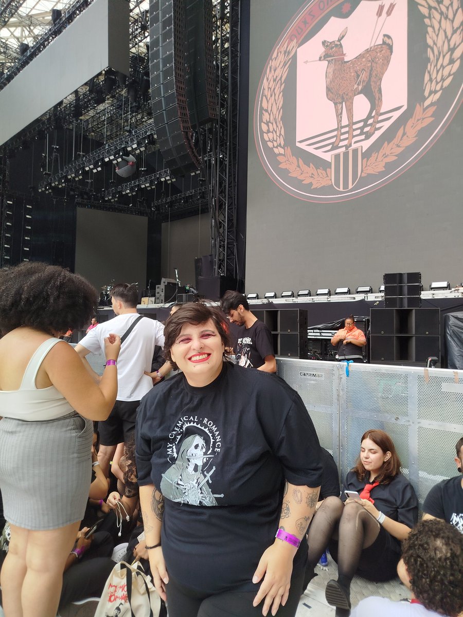 zoeradasestrela's tweet photo. Imagina ser adulte e não poder demonstrar ser fã de algo porque x pessoas acham vergonhoso, amo a vida de fã obcecado 🖤 (detalhe pra troca de camiseta na hora do show) https://t.co/Xa0jzIphds