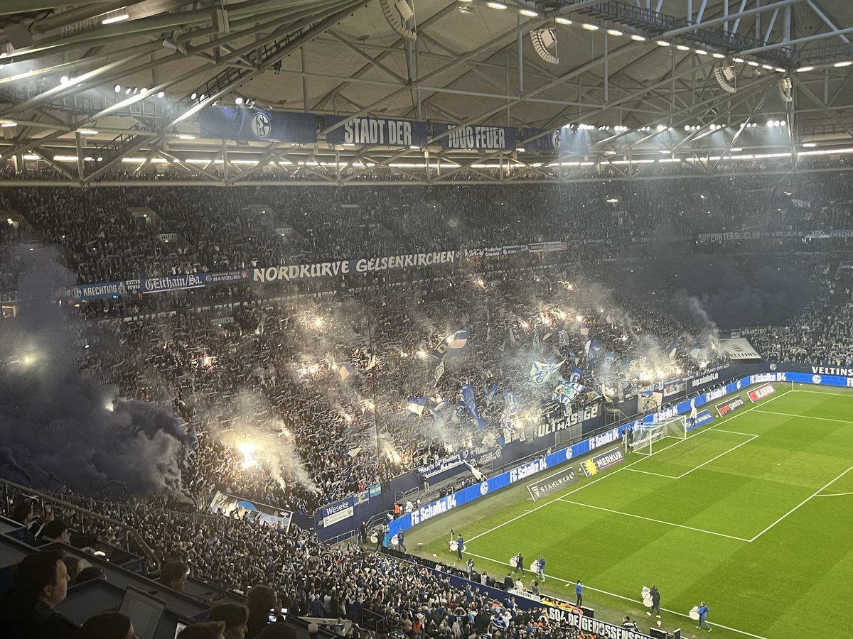 JessicaBllr's tweet photo. Tausend Feuer in der Nacht 💙🤍 #s04 #s04dsc https://t.co/uAxgO9CAIk