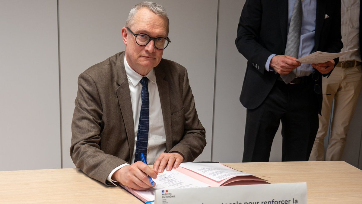 ARS_ARA_SANTE's tweet photo. #SoignonsNosComportements📍69 | Signature d’un protocole pour renforcer la sécurité des pro de santé avec les services de l'Etat et Justice
https://t.co/buZhAquMcK https://t.co/v9Lt1u1bRT