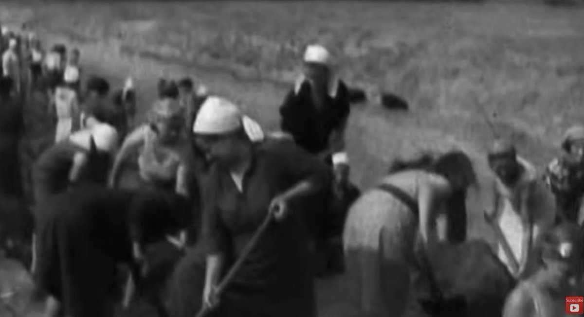 Acnorthall's tweet photo. Soviet civilians working to dig almost a hundred miles of trenches and anti-tank ditches around the city of Odessa. Summer 1941. Stills from contemporary Soviet news film.
#Summer #Odessa #Defenses #Defences #USSR #SovietUnion #AntiTank https://t.co/TPkyGhkGvN