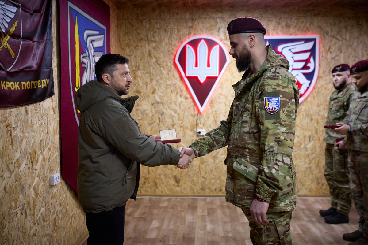 Командний пункт 81-ї окремої аеромобільної Слобожанської бригади. Зараз воїни обороняють Словʼянськ із півночі – з напрямків Ямполя та Сіверська. Поспілкувався із захисниками та відзначив державними нагородами. Дякую бійцям за службу. Була також доповідь командира бригади щодо