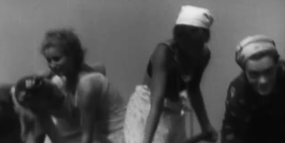 Acnorthall's tweet photo. Soviet civilians working to dig almost a hundred miles of trenches and anti-tank ditches around the city of Odessa. Summer 1941. Stills from contemporary Soviet news film.
#Summer #Odessa #Defenses #Defences #USSR #SovietUnion #AntiTank https://t.co/TPkyGhkGvN