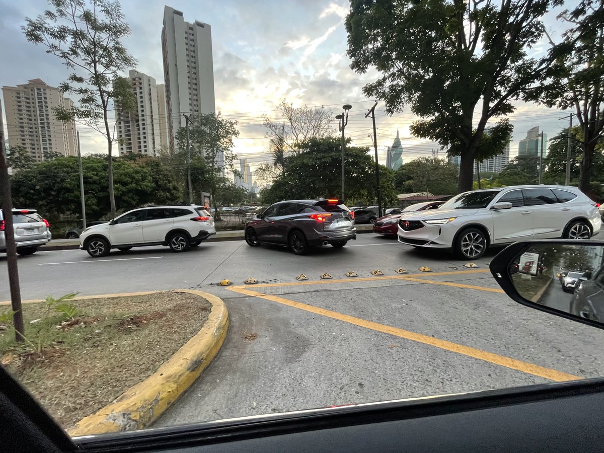 Quién será quién pondrá las multas y el orden de 4-6 pm en Punta Pacífica frente a la Clínica todos los días estos infractores dando vuelta en U donde no es😡🤯🤬⁦<a href="/ATTTPanama/">Autoridad del Tránsito</a>⁩ ⁦<a href="/tvnnoticias/">TVN Noticias</a>⁩ ⁦⁦<a href="/TraficoCPanama/">Tráfico Panamá</a>⁩ ⁦<a href="/Panamaalcaldia/">Alcaldía de Panamá</a>⁩ ⁦<a href="/SanFran_SOS/">San Francisco 🆘</a>⁩