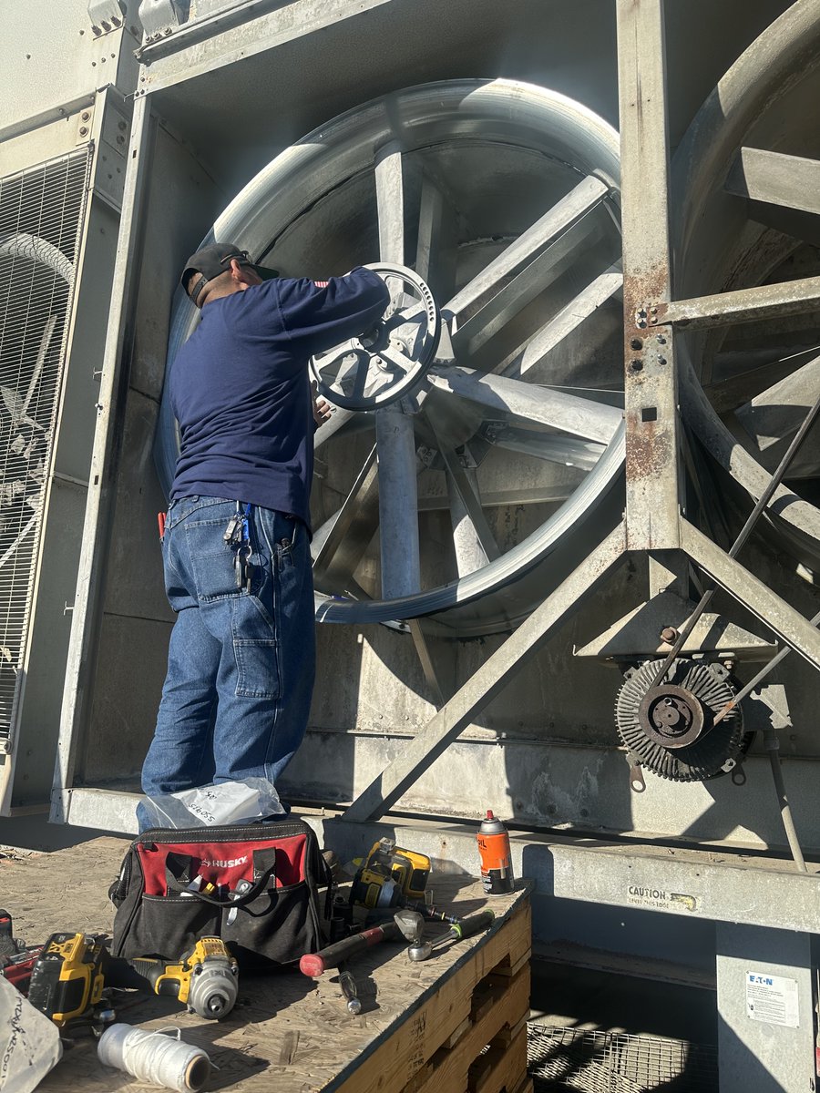 RSCSNh3's tweet photo. Field work, real fixes, no shortcuts. Greg - RSCS Coachella - putting in the work to keep this unit operating the way it should.
#RSCS #ServiceTech #IndustrialCooling #WorkInProgress #DoneRight #Coachella https://t.co/5upsC9nvh0