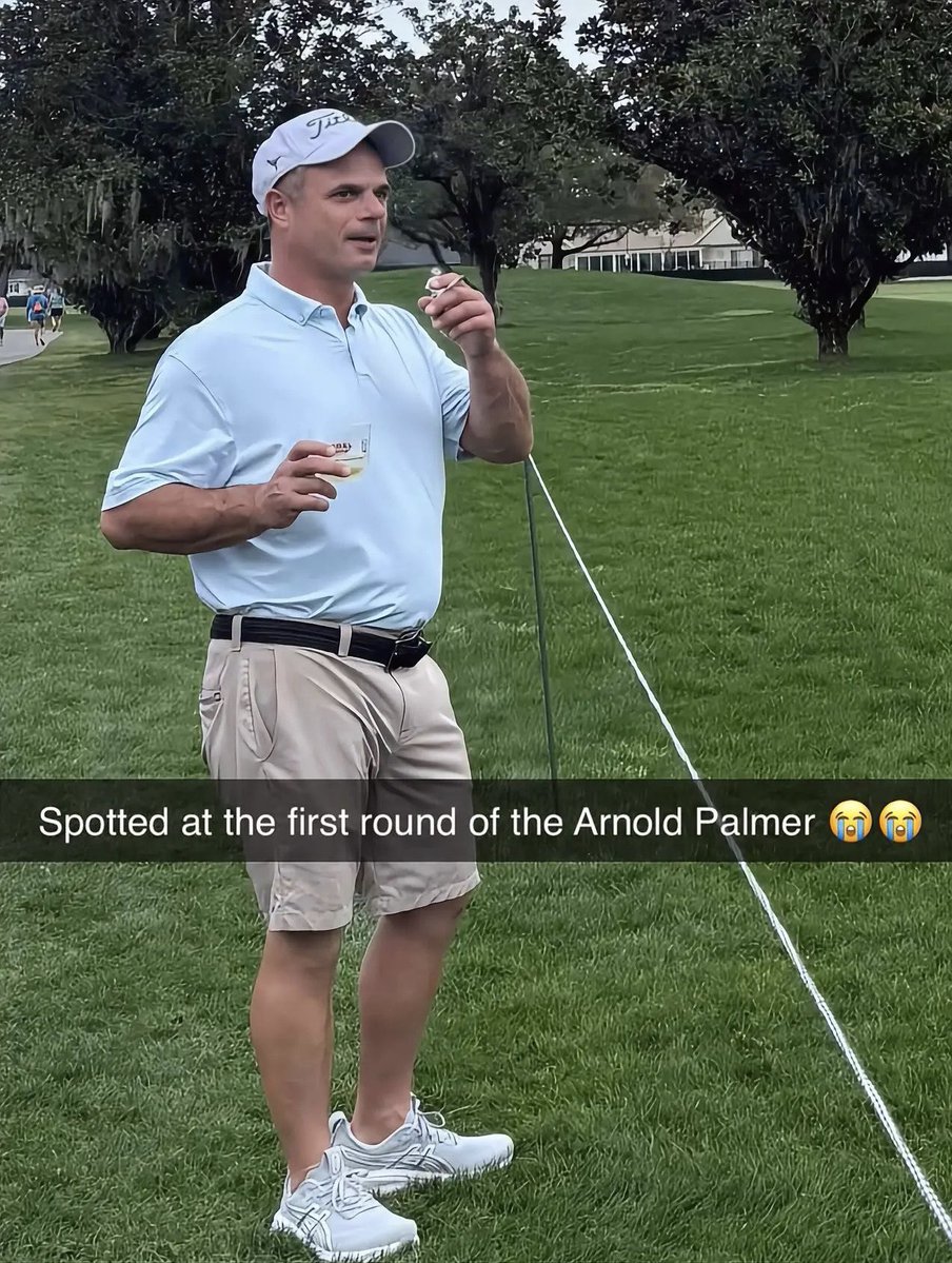 NUCLRGOLF's tweet image. 🥃🚬👀 #SPOTTED — He’s back again, this time at Bay Hill with a dart and a drink.  

(Via: bobbymcgrath10/IG | @ziregolf)