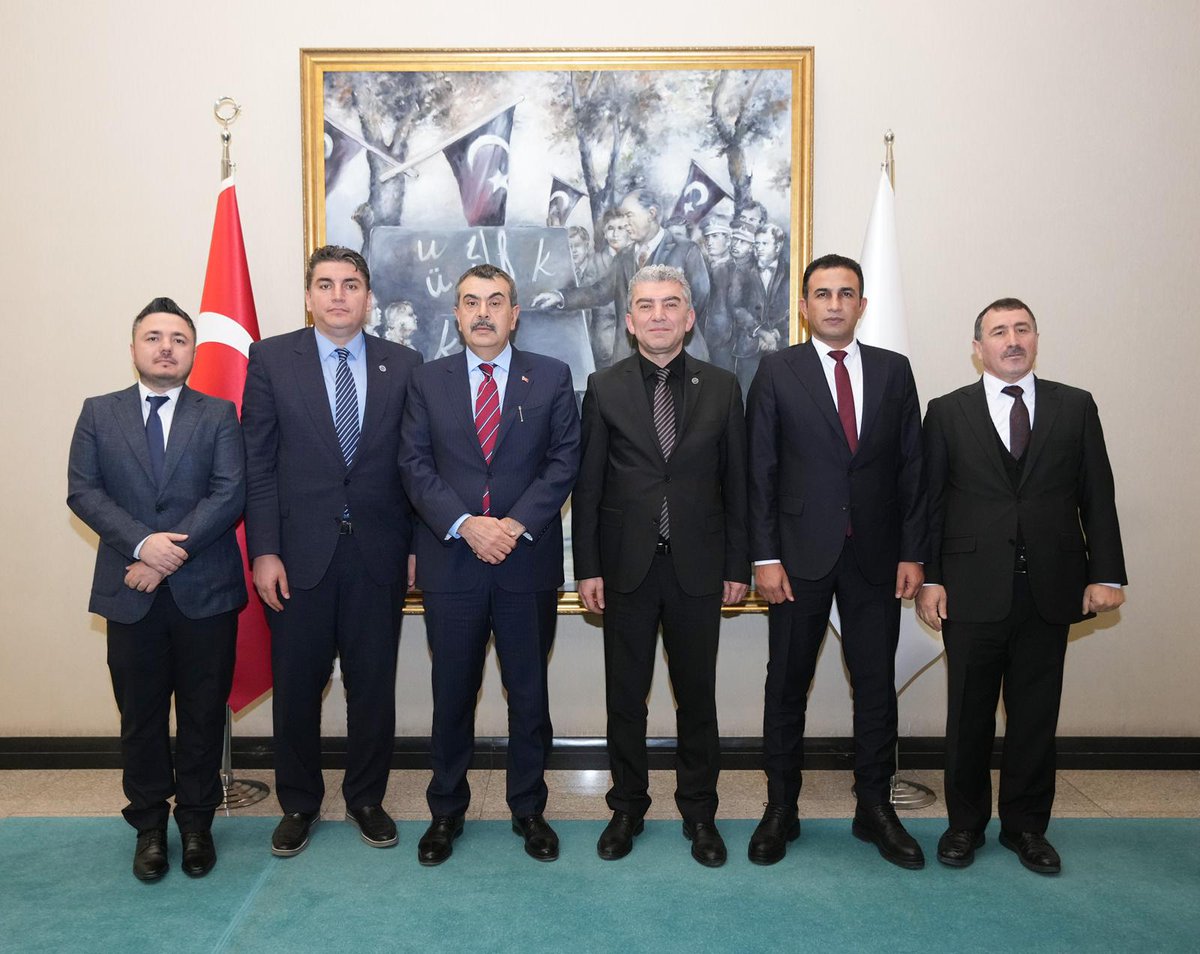 Hürriyetçi Eğitim Sen Merkez Yönetim Kurulu Üyelerimiz Ali İhsan Hasanpaşaoğlu, Erol Usta, Ömer Özyavuz ve AR-GE Başkanımız Onur Babaç’la birlikte Millî Eğitim Bakanı Sayın Yusuf Tekin’i makamında ziyaret ettik.

Ziyaret kapsamında “Eğitim Çalışanlarının Bekleyen Acil Sorunları