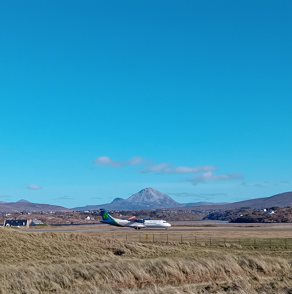 surveyorsstuff's tweet photo. Blue skies over Tra na Bhaid, Carrickfinn today.😎 Herself couldn't resist a dip.🥶
#westdonegal https://t.co/DsCJLFWEcV