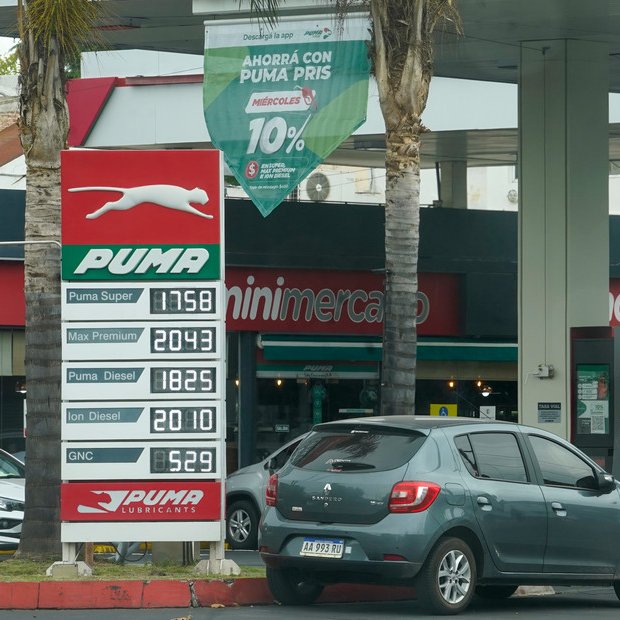 EL PETRÓLEO SE DISPARA Y LAS EMPRESAS DICEN QUE LOS COMBUSTIBLES TIENEN 15% DE ATRASO

El crudo Brent aumentó 7% en lo que va del día y supera los 90 dólares. El valor impacta en el mercado local porque es la referencia para el petróleo que se vende desde Vaca Muerta, que cotiza