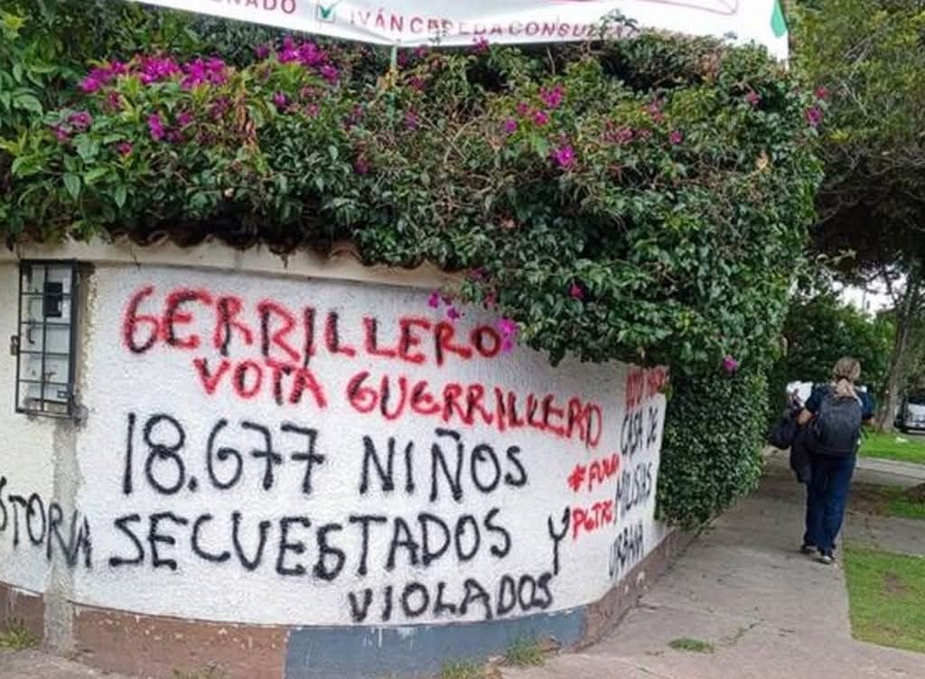 <a href="/estoescambio/">Cambio</a> 18.677 razones para no votar por Ivan Cepeda.