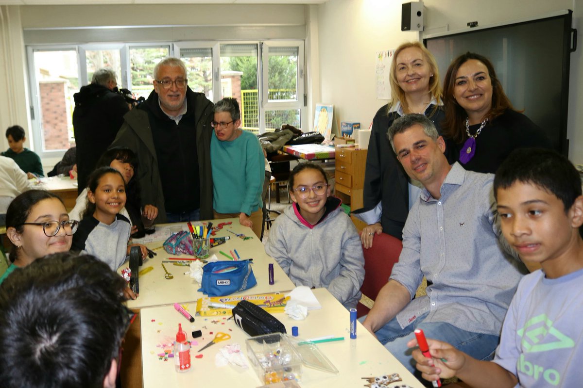 PalenciaAyto's tweet photo. La alcaldesa @mndres acompañó a @LeoHarlem durante su visita al CEIP Buenos Aires donde varios niños participaban en un taller de #dragonetas. En el #proyecto #LaDragonetaInclusiva #MIRAR @AspanisPalencia, del que es mentor, se utiliza el arte como experiencia transformadora. https://t.co/gN7UU4ZNjx