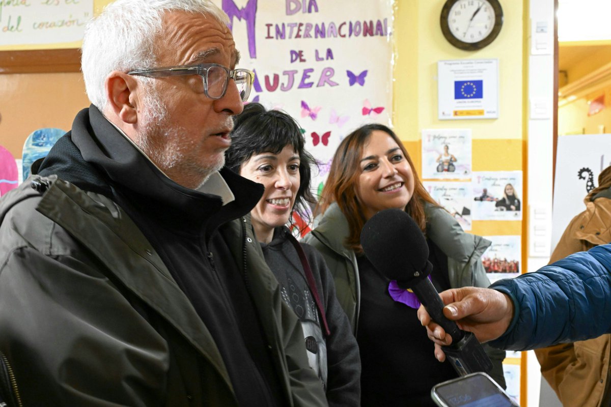 PalenciaAyto's tweet photo. La alcaldesa @mndres acompañó a @LeoHarlem durante su visita al CEIP Buenos Aires donde varios niños participaban en un taller de #dragonetas. En el #proyecto #LaDragonetaInclusiva #MIRAR @AspanisPalencia, del que es mentor, se utiliza el arte como experiencia transformadora. https://t.co/gN7UU4ZNjx