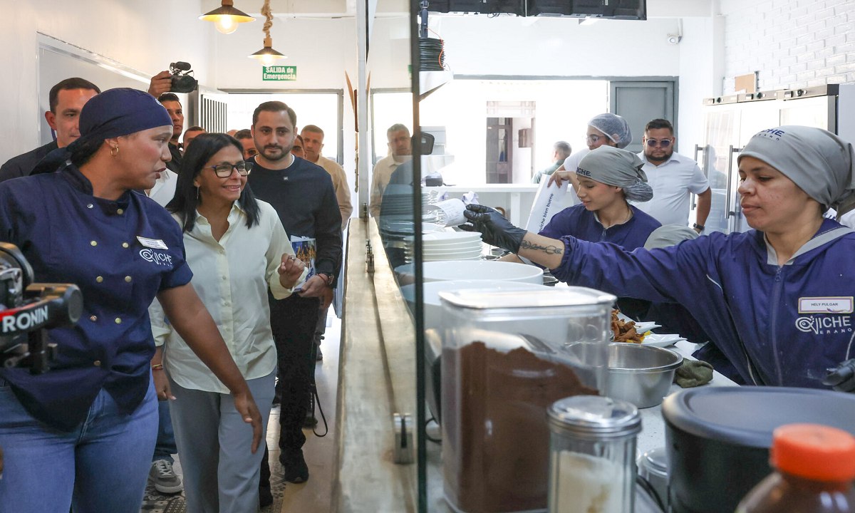 Pdvsa_TV's tweet photo. La Presidenta (E), Delcy Rodríguez, visitó el emprendimiento "Ceviche Verano" en la calle Real de Sarria, Caracas. 🍋🐟 Un ejemplo del éxito de las políticas de apoyo del Gobierno Bolivariano a la juventud emprendedora que construye el futuro del país. 🇻🇪 #EmprenderJuntos https://t.co/gPyaSA6Tzj