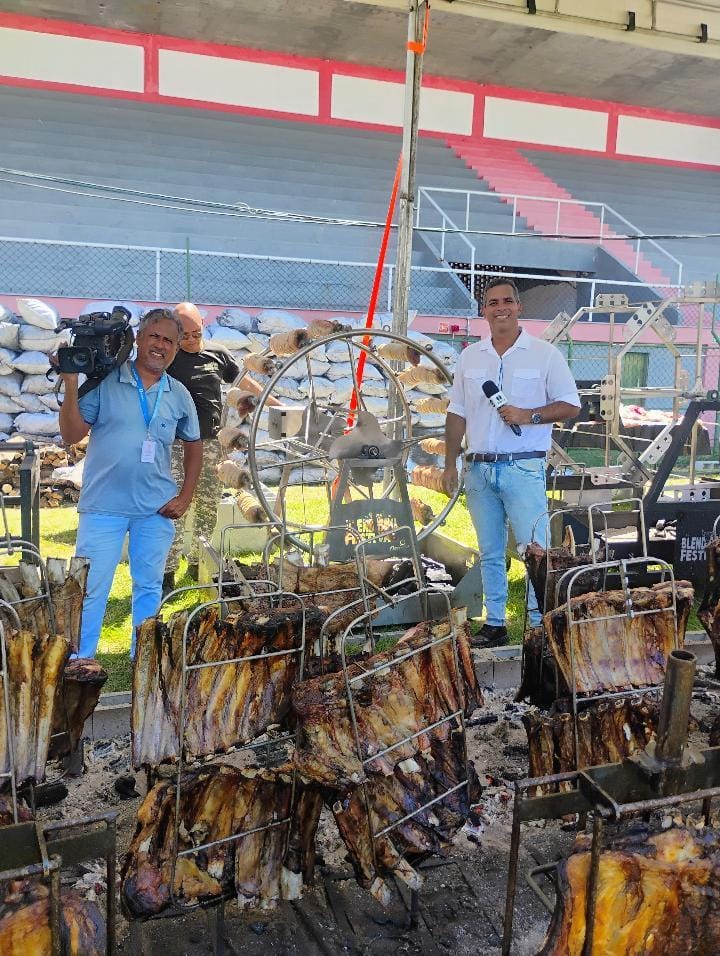 intertv_rj's tweet image. Essa vida "difícil" de repórter e cinegrafista... 🍖👀

⭐ Elias Coutinho e O'hara Santos
#bastidores #inter1 #intertvrj