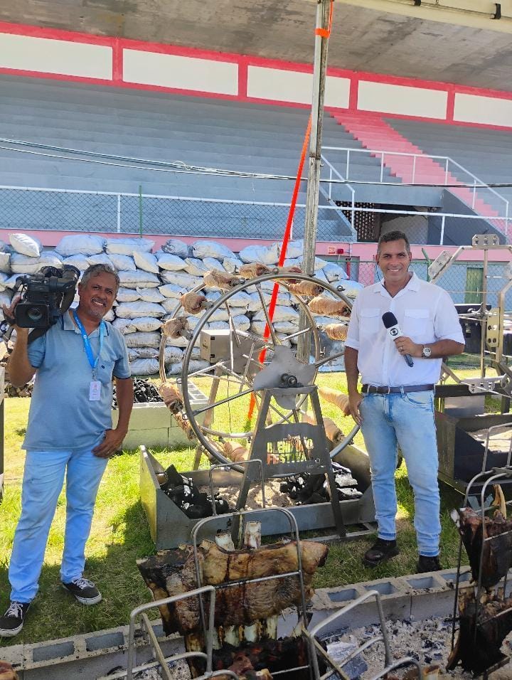 intertv_rj's tweet image. Essa vida "difícil" de repórter e cinegrafista... 🍖👀

⭐ Elias Coutinho e O'hara Santos
#bastidores #inter1 #intertvrj