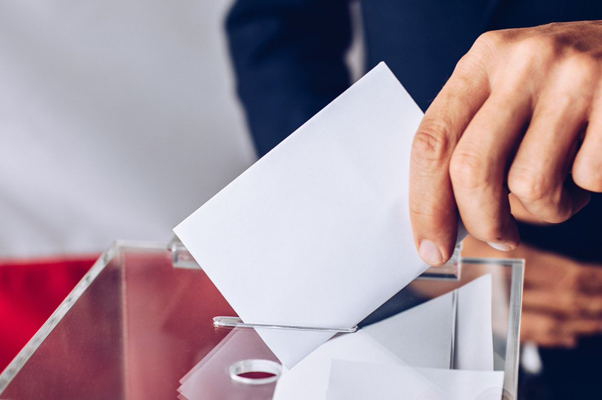 Dziewięcioro członków komisji wyborczej nr 8 w gminie Barlinek, źle policzyło karty do głosowania w drugiej turze wyborów prezydenckich. 

Prokuratura ustaliła , że 51 głosów oddanych na Karola Nawrockiego, trafiło do puli Rafała Trzaskowskiego. Dodatkowo komisja zaliczyła