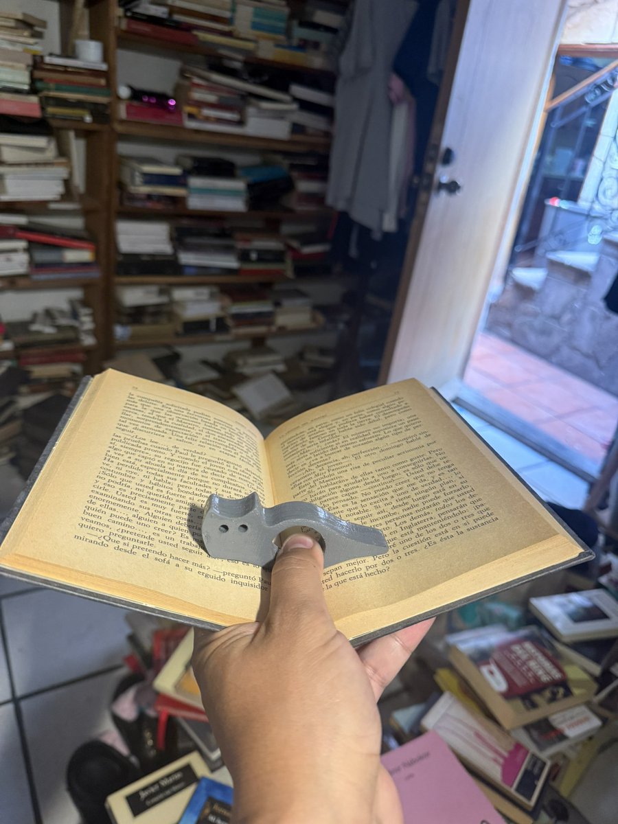 Tuvimos una excelente respuesta con los soportes de página con forma de gato y ya estamos haciendo más. Estamos en Guadalajara. Si les interesan, escríbanme al 3316710021 o en el Instagram del Perro Librazo instagram.com/perro_librazo?…