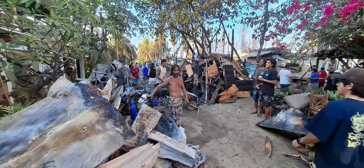 Lamentable! Negocios reducidos a cenizas. Así quedaron los establecimientos comerciales de Punta Zicatela en Puerto Escondido.