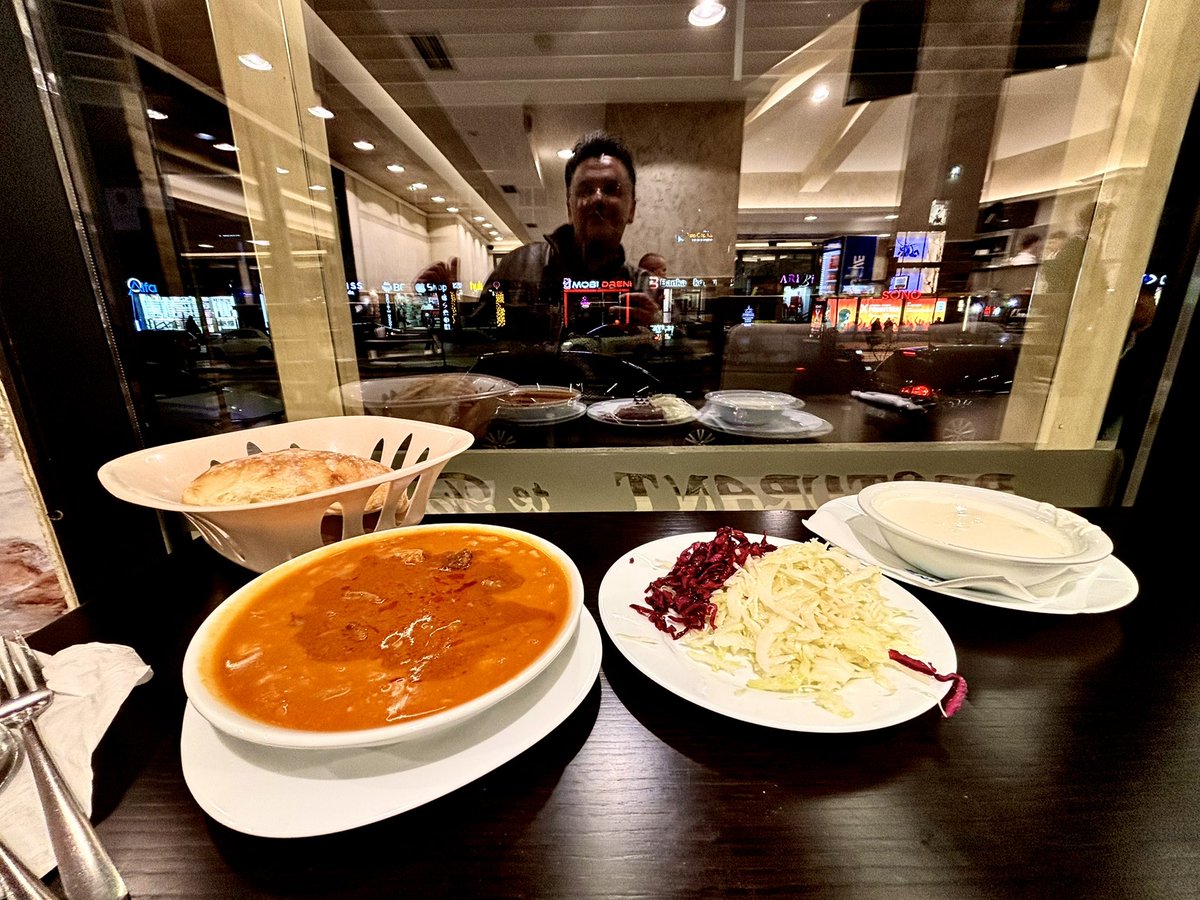 pasul and the view over the shimmering boulevard