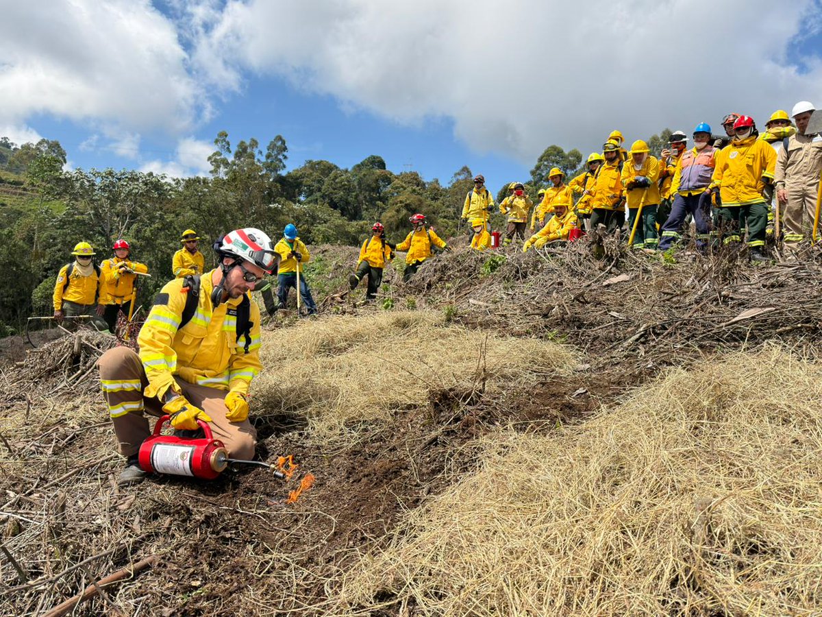 UNGRD's tweet image. En #Riosucio, #Caldas, se realizó el curso de Uso Técnico del Fuego.

✅ Una capacitación orientada a fortalecer la prevención de incendios forestales.

1️⃣ Expertos de la Fundación Pau Costa enseñaron técnicas para el uso controlado y planificado del fuego.

2️⃣ La formación fue