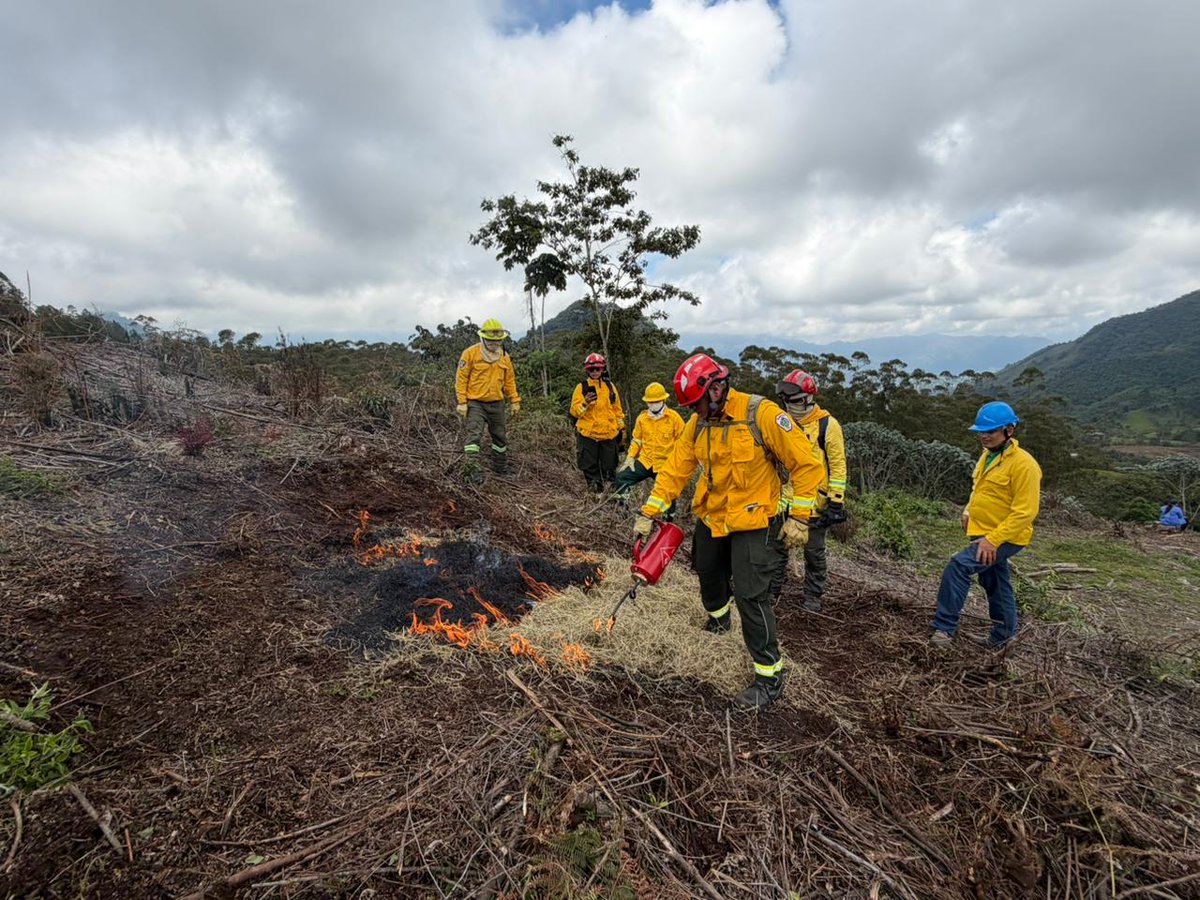 UNGRD's tweet image. En #Riosucio, #Caldas, se realizó el curso de Uso Técnico del Fuego.

✅ Una capacitación orientada a fortalecer la prevención de incendios forestales.

1️⃣ Expertos de la Fundación Pau Costa enseñaron técnicas para el uso controlado y planificado del fuego.

2️⃣ La formación fue
