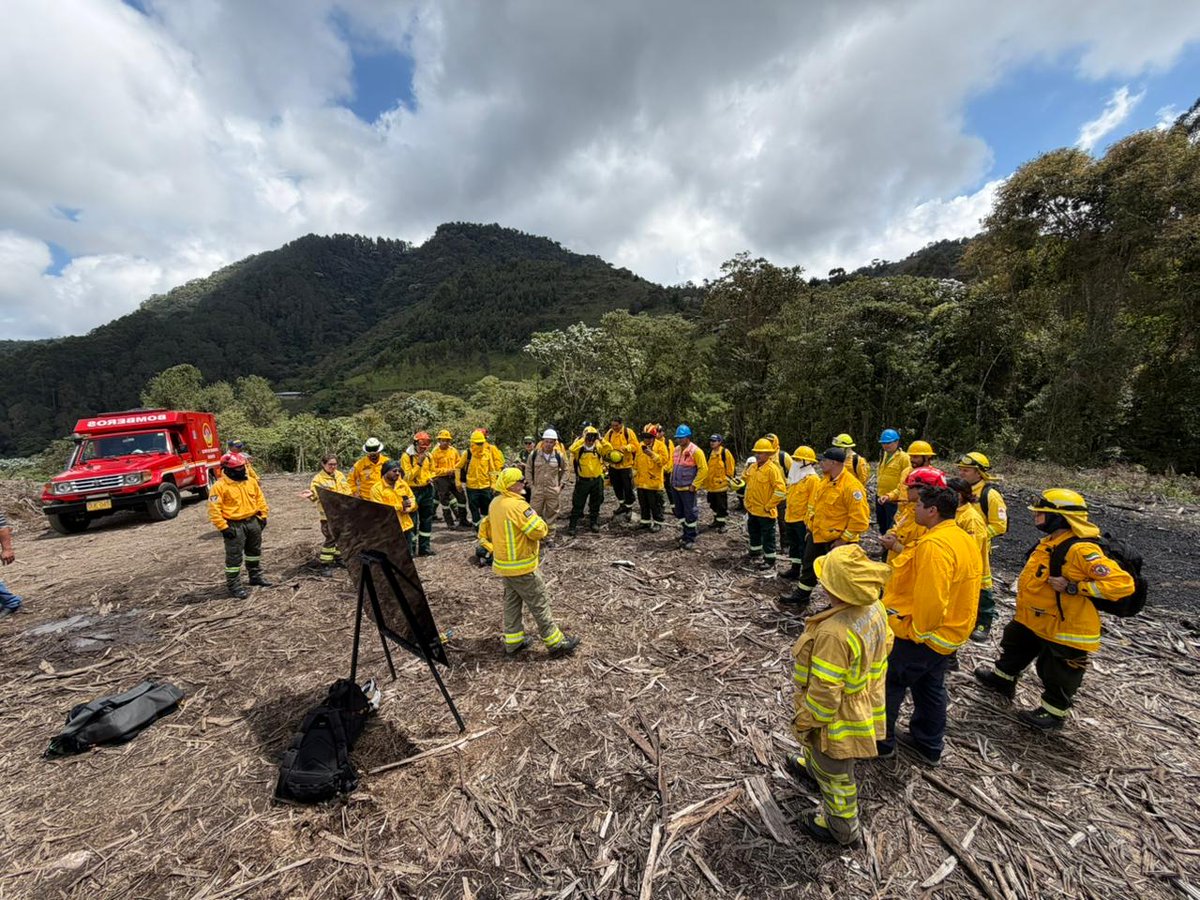 UNGRD's tweet image. En #Riosucio, #Caldas, se realizó el curso de Uso Técnico del Fuego.

✅ Una capacitación orientada a fortalecer la prevención de incendios forestales.

1️⃣ Expertos de la Fundación Pau Costa enseñaron técnicas para el uso controlado y planificado del fuego.

2️⃣ La formación fue
