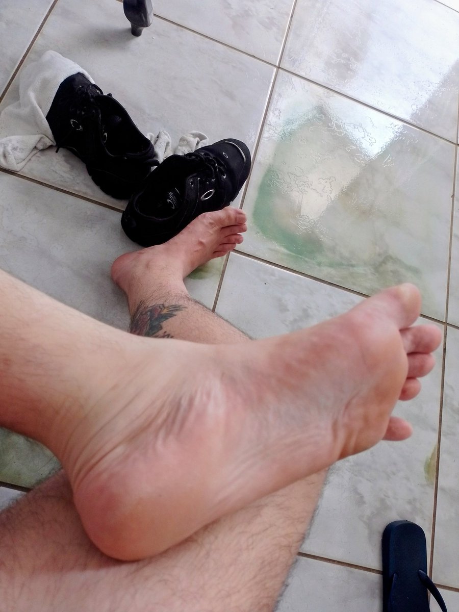 rafabarbudinho's tweet photo. Agora sim 
#fetichepés #pédemacho #pezão  #feetfetısh #feetman #footfetısh #footlover #chule #chulé #socks #pig #pigplay https://t.co/juRahVkAE3