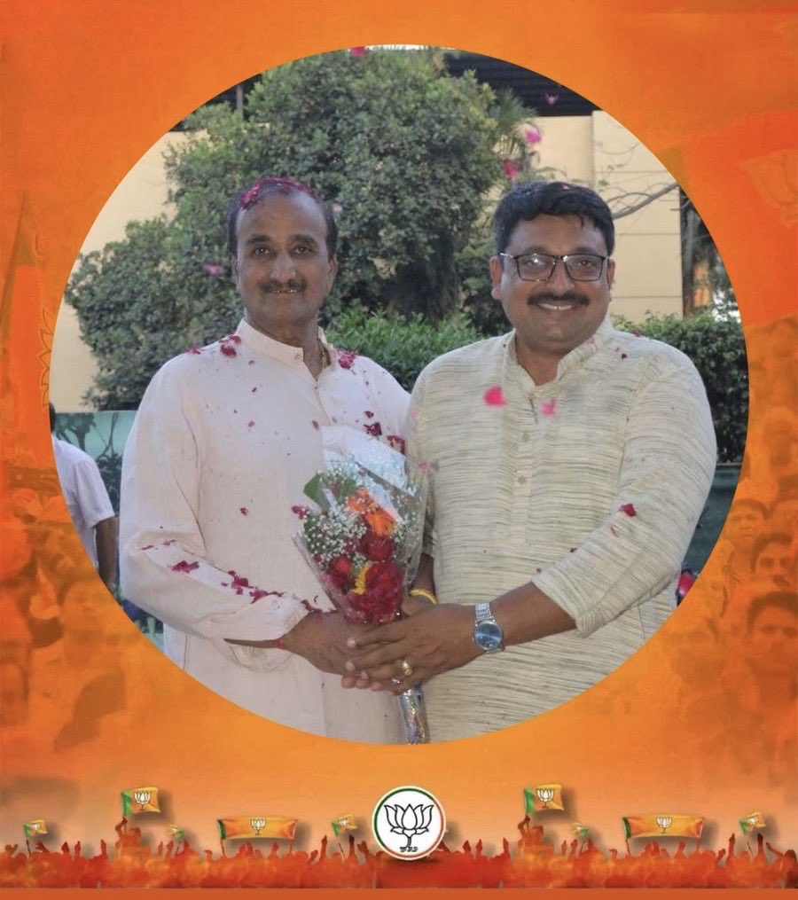 jigarpera's tweet photo. ભારતીય જનતા પાર્ટી - નવસારી જિલ્લાના અધ્યક્ષ તરીકે દ્રિતીય ટર્મમાં સફળ 01 વર્ષ પૂર્ણ કરવા બદલ શ્રી ભુરાભાઈ શાહ જીને અંતઃ કરણથી અભિનંદન સહ શુભકામના 🌺🌺🌺

@bjp4gujarat @BJPNavsari_ @BhurabhaiShah @devalnaik20 https://t.co/pU6I0NGR5F