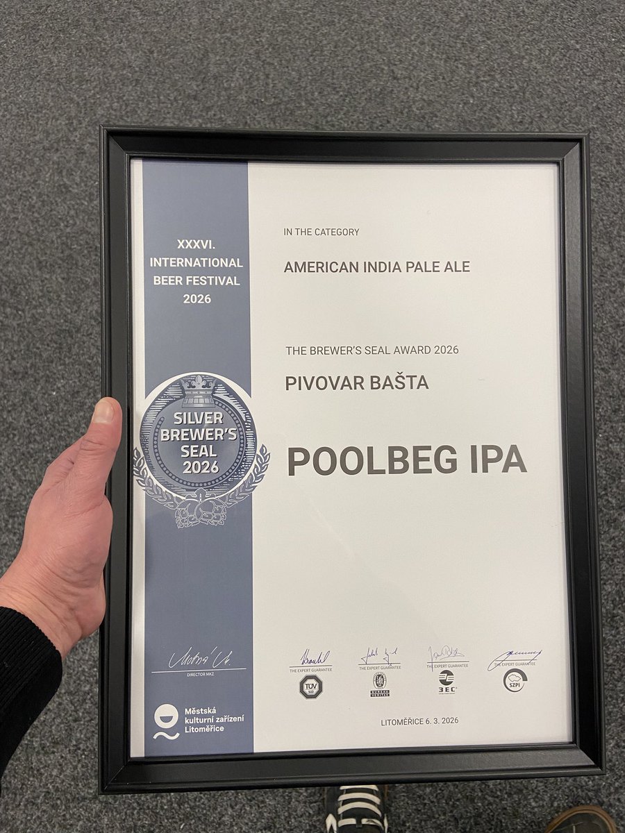 subhuman83's tweet photo. Sice zmatky v nazvu, ale placka se pocita.
Nase Four Hands IPA, ktera je ted na cepu v @PivovarBasta bere 🥈na nejstarsim ceskem mezinarodim pivnim festialu 💪
Splnil se mi sen 🤙
#pivo #beer #nusle #keepgoing https://t.co/O0ynqggQL4
