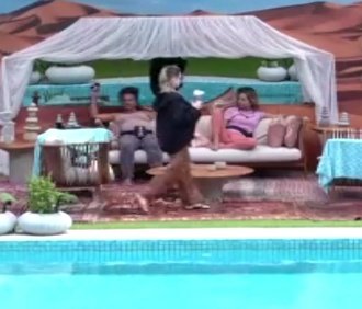 BKcomenta's tweet image. Napaula viu da cozinha a Samira conversando com Cowboy e Solange e foi sentar lá do lado. Ela é um cão mesmo, kkkkk.