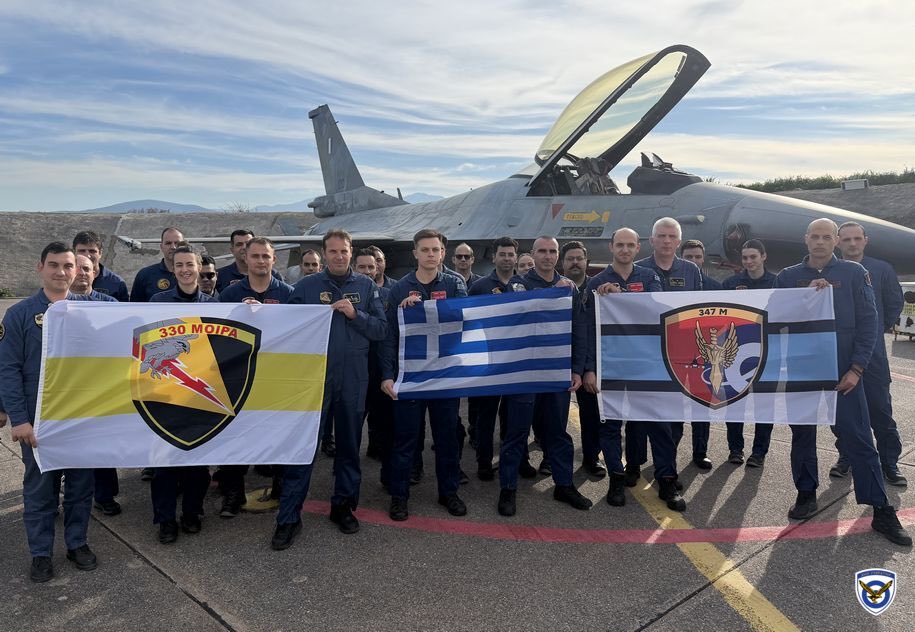 Once again, a Greek pilot of the Hellenic Air Force manages to stand ...