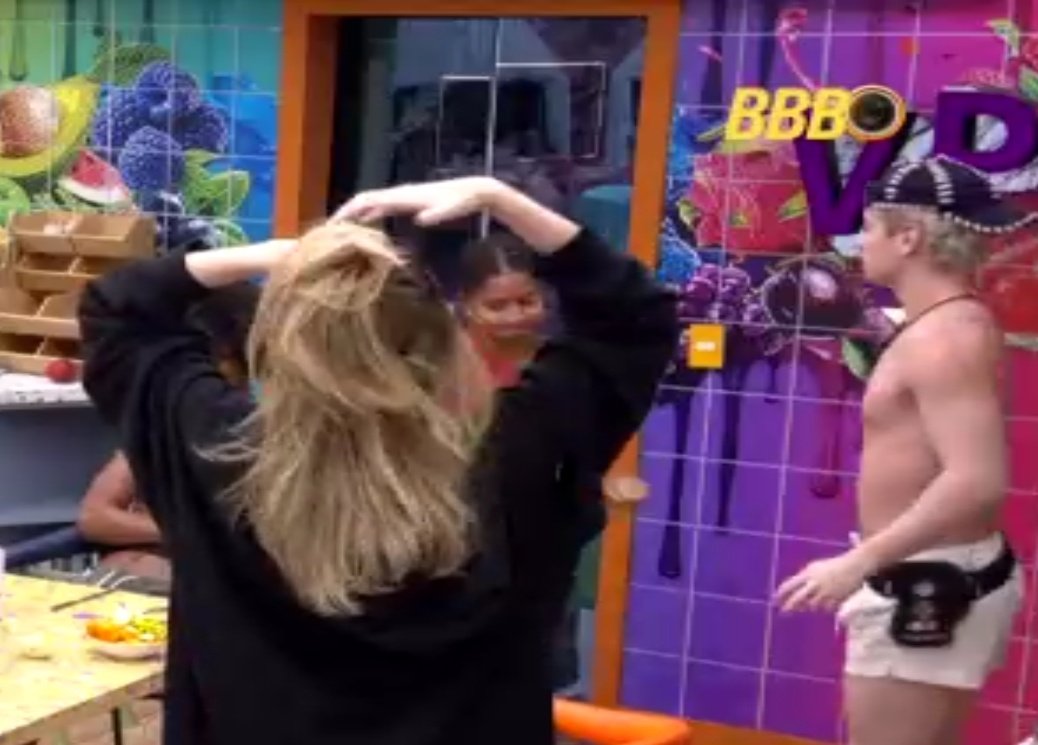 BKcomenta's tweet image. Napaula viu da cozinha a Samira conversando com Cowboy e Solange e foi sentar lá do lado. Ela é um cão mesmo, kkkkk.