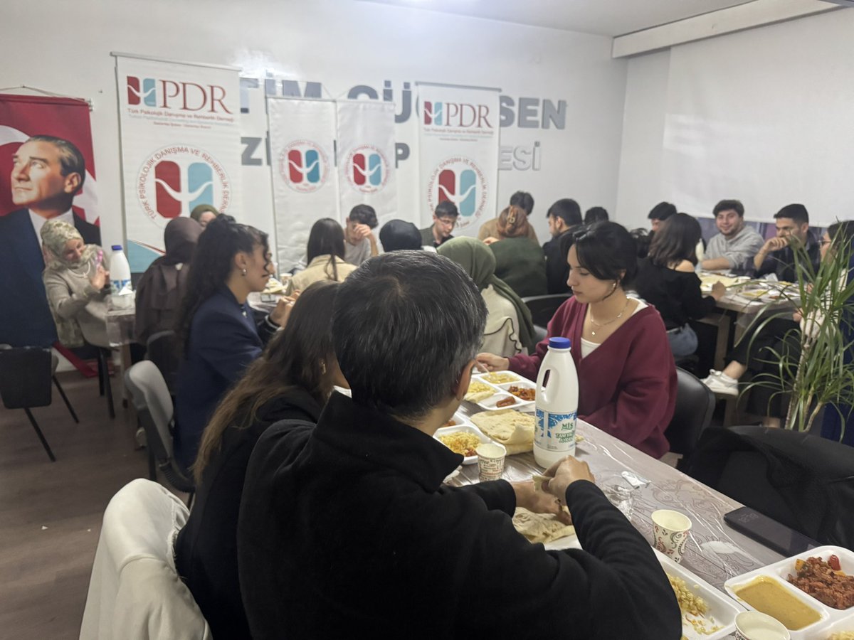 Turkpdrgantep's tweet photo. Türk PDR Derneği Gaziantep Şubesi olarak İftar Programı gerçekleştirdir yoğun katımlı iftarımıza katılan tüm meslektaş ve adaylarımıza çok teşekkür ediyoruz 
@turkpdrdernegi 
@mfatihkilic1991 
@eminokanokyay 
@olcerahmet 
@pdrogrencileri 
@AhmetKaynak2727 https://t.co/jioYBB9ViX